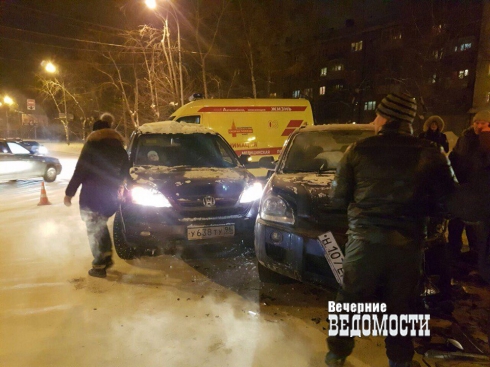 Три машины столкнулись в массовом ДТП на улице Восточной в Екатеринбурге (ФОТО)