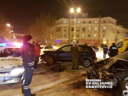 Три машины столкнулись в массовом ДТП на улице Восточной в Екатеринбурге (ФОТО)