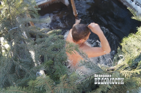 Студент из Китая принял участие в крещенских купаниях в Екатеринбурге (ФОТО) Студент из Китая принял участие в крещенских купаниях в Екатеринбурге (ФОТО)