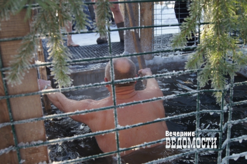 Студент из Китая принял участие в крещенских купаниях в Екатеринбурге (ФОТО)