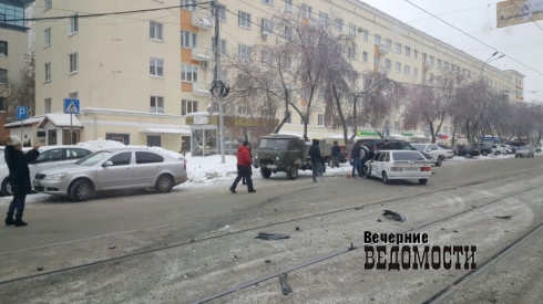 «Прадик» протаранил отечественную легковушку в центре Екатеринбурга (ФОТО)