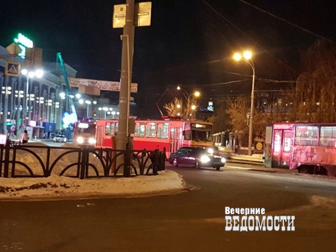 ДТП в центре Екатеринбурга парализовало движение трамваев (ФОТО)
