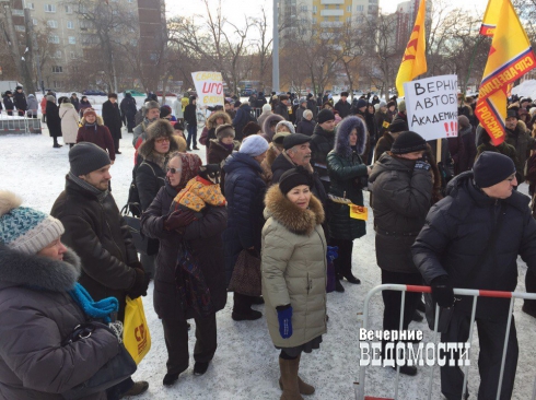 Противники новой транспортной схемы вывели людей на улицы Екатеринбурга