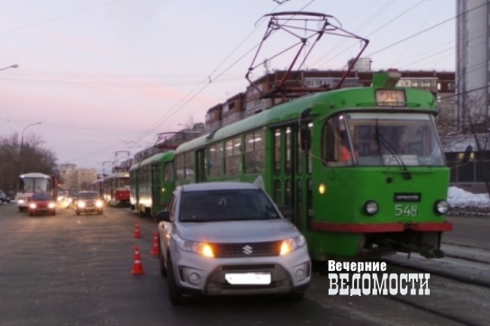 В Екатеринбурге иномарка пыталась забодать трамвай