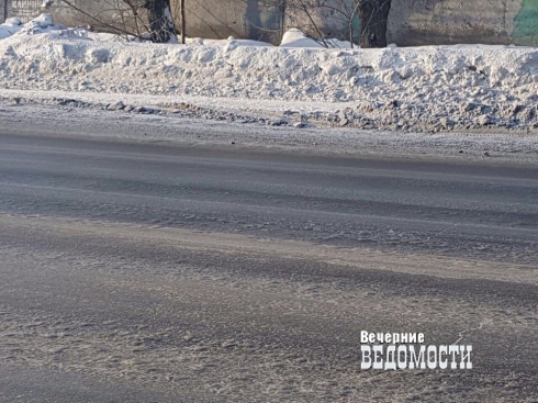 Минивэн вылетел на парковку в Екатеринбурге из-за наледи и колеи (ФОТО)