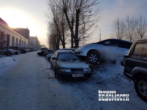 Минивэн вылетел на парковку в Екатеринбурге из-за наледи и колеи (ФОТО)