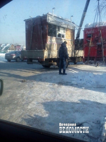 В Екатеринбурге после отравления мужчины паленым алкоголем силовики устроили рейд против незаконных киосков (ФОТО)