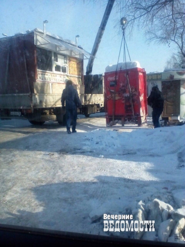 В Екатеринбурге после отравления мужчины паленым алкоголем силовики устроили рейд против незаконных киосков (ФОТО)