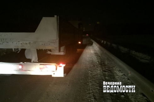 Глубокой ночью под Екатеринбургом фура раздавила прохожего