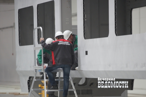 На уральском заводе, выпускающем «Ласточки», рабочего раздавило плитой