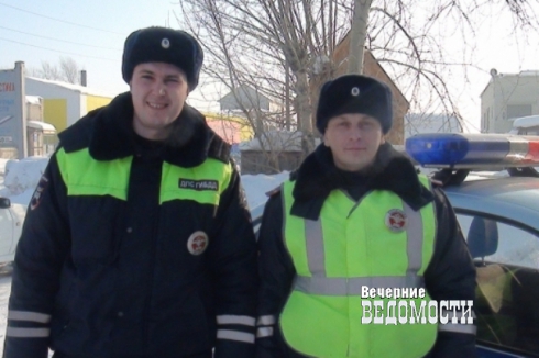 Уральскую семью чудом спасли полицейские из пылающего дома