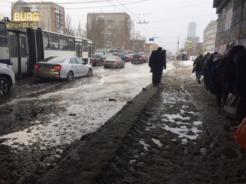 С приходом весны центральные улицы Екатеринбурга оказались затоплены