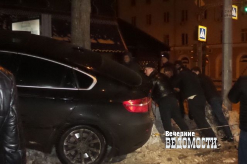 Перепутав педали, юная дама снесла в Екатеринбурге стальной забор и пробурила сугроб