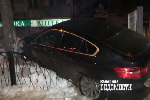Перепутав педали, юная дама снесла в Екатеринбурге стальной забор и пробурила сугроб