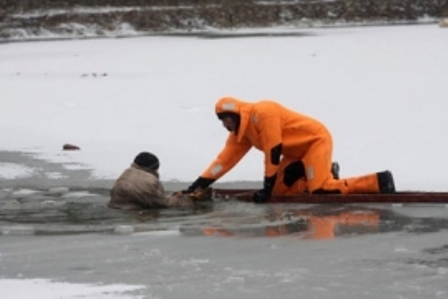 По весне уральские рыбаки вытаскивают из воды не рыбу, а друг друга По весне уральские рыбаки вытаскивают из воды не рыбу, а друг друга