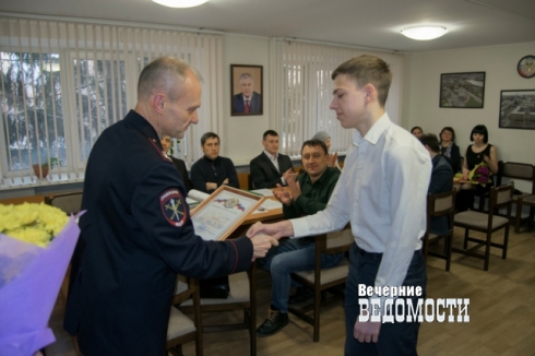 В Екатеринбурге тинейджеры скрутили негодяя, насиловавшего женщину