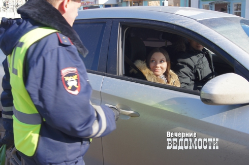 На дороги Екатеринбурга с букетами в руках вышел главный городской гаишник (ФОТО)