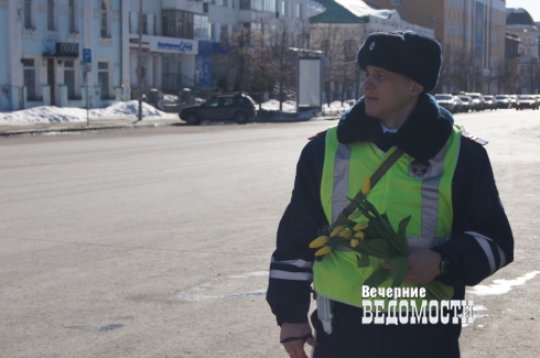 На дороги Екатеринбурга с букетами в руках вышел главный городской гаишник (ФОТО)