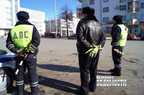 На дороги Екатеринбурга с букетами в руках вышел главный городской гаишник (ФОТО)