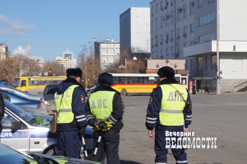 На дороги Екатеринбурга с букетами в руках вышел главный городской гаишник (ФОТО)