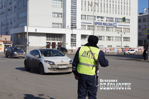 На дороги Екатеринбурга с букетами в руках вышел главный городской гаишник (ФОТО)