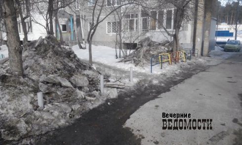 Коммунальщики Екатеринбурга отчитываются в уборке улиц, заваливая снегом дворы (фото, видео)