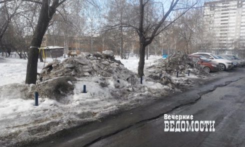 Коммунальщики Екатеринбурга отчитываются в уборке улиц, заваливая снегом дворы (фото, видео)