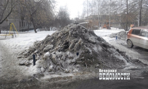 Коммунальщики Екатеринбурга отчитываются в уборке улиц, заваливая снегом дворы (фото, видео)