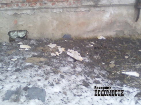 Серовское общежитие с фекальным сталагмитом начало рушиться (ФОТО)