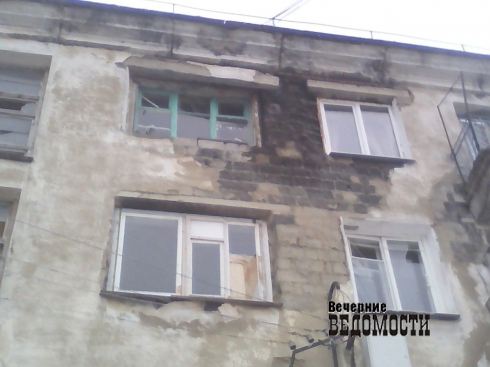 Серовское общежитие с фекальным сталагмитом начало рушиться (ФОТО)