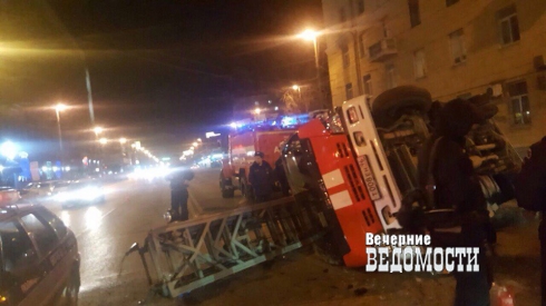 В центре Екатеринбурга «Опель» перевернул пожарную машину, ехавшую на вызов (ФОТО)