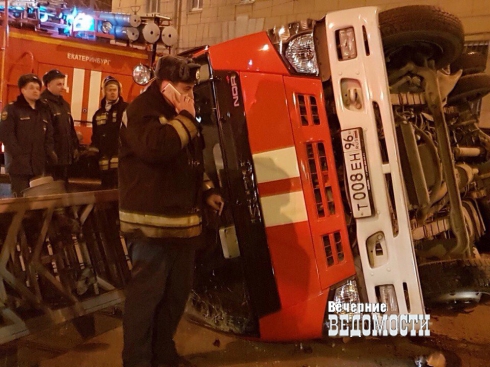 В центре Екатеринбурга «Опель» перевернул пожарную машину, ехавшую на вызов (ФОТО)