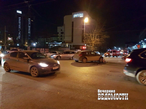 В центре Екатеринбурга «Опель» перевернул пожарную машину, ехавшую на вызов (ФОТО)