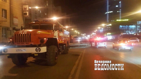 В центре Екатеринбурга «Опель» перевернул пожарную машину, ехавшую на вызов (ФОТО)