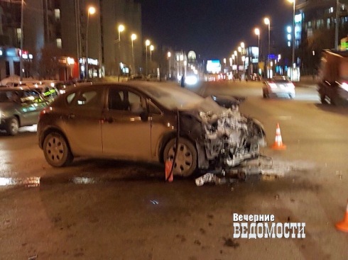В центре Екатеринбурга «Опель» перевернул пожарную машину, ехавшую на вызов (ФОТО)