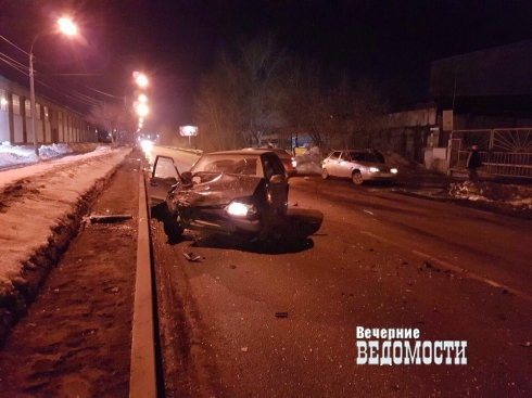 В Екатеринбурге две отечественные легковушки расхлестались в ДТП (ФОТО)