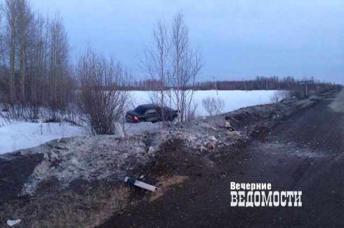 Пьяная автоледи, уходя от полицейской погони, разбилась на уральской трассе