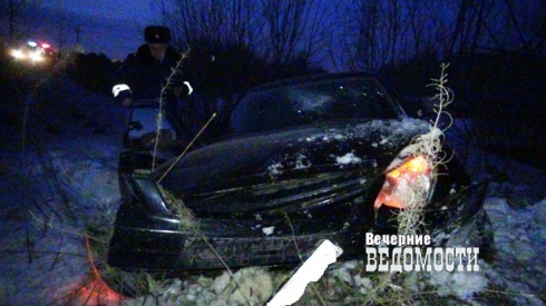 Пьяная автоледи, уходя от полицейской погони, разбилась на уральской трассе