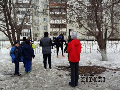 Екатеринбургских школьников вывели на улицу (ФОТО)