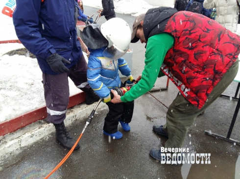 Екатеринбургских школьников вывели на улицу (ФОТО)