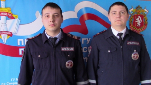 Уснувшего водителя уральские полицейские вытащили из горящей машины