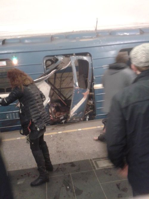 Появились фотографии с места взрывов в метро Санкт-Петербурга