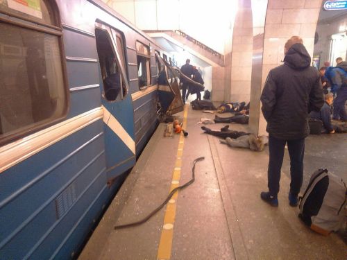Появились фотографии с места взрывов в метро Санкт-Петербурга
