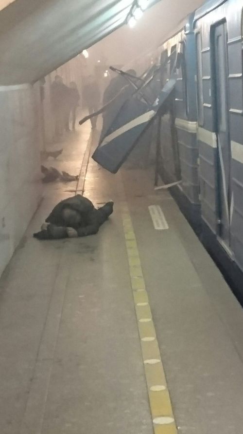 Появились фотографии с места взрывов в метро Санкт-Петербурга