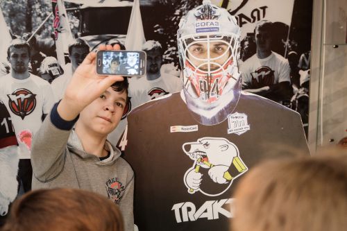 Хоккеисты «Трактора» поделились мастерством с детьми