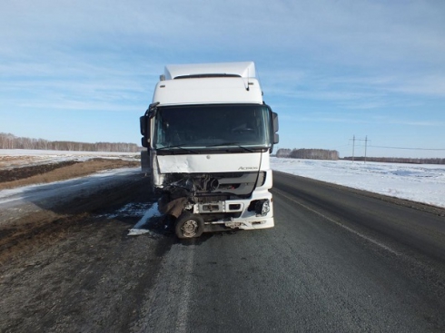 На зауральской трассе многотонный грузовик расплющил LADA Granta
