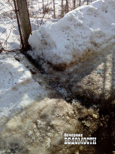 В Серове детскую площадку топит навозной жижей (ФОТО)