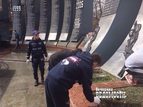 Свердловские ветераны отмыли памятник павшим в бою солдатам (ФОТО)