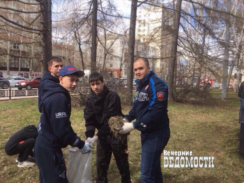 Свердловские ветераны отмыли памятник павшим в бою солдатам (ФОТО)
