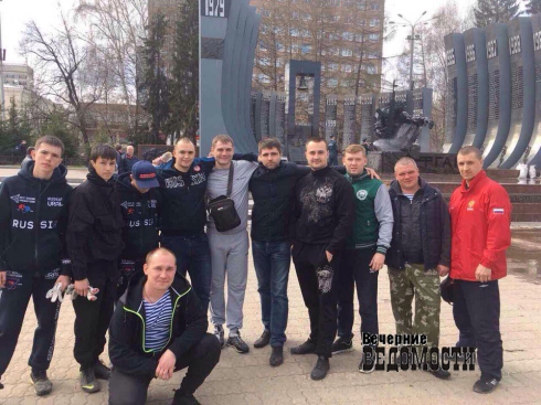 Свердловские ветераны отмыли памятник павшим в бою солдатам (ФОТО)